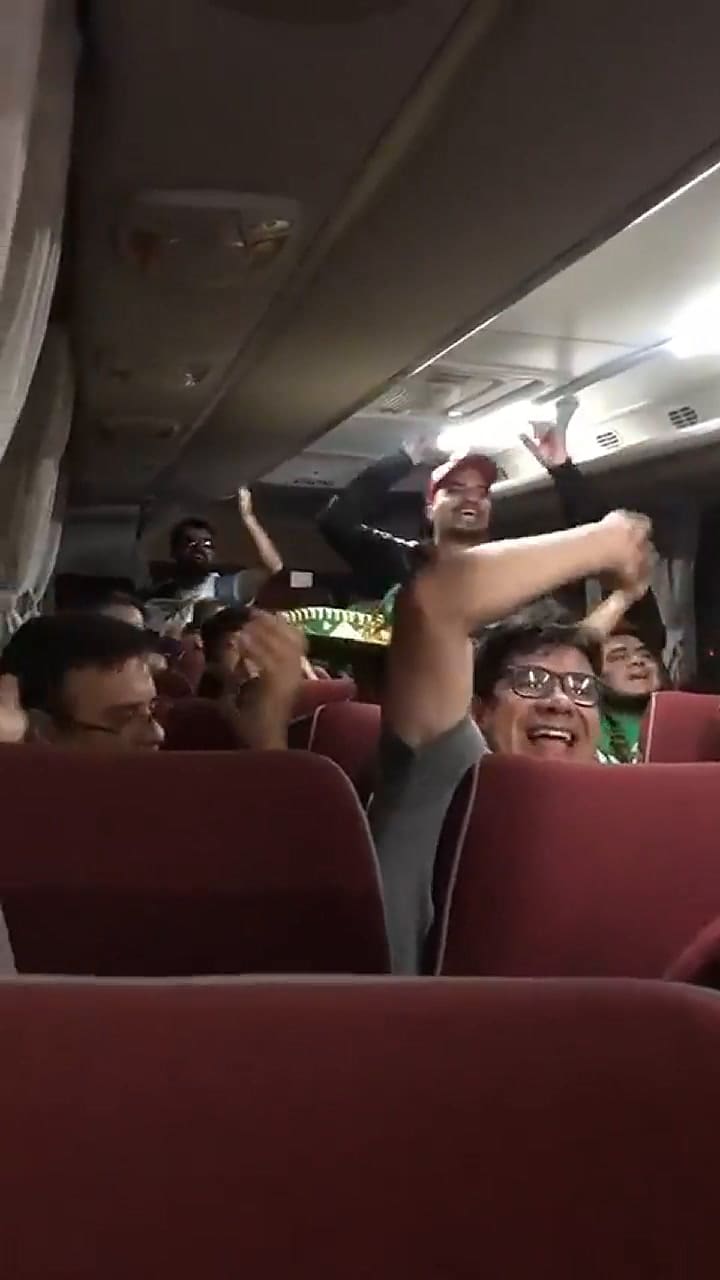 El canto de los hinchas mexicanos y la respuesta del argentino