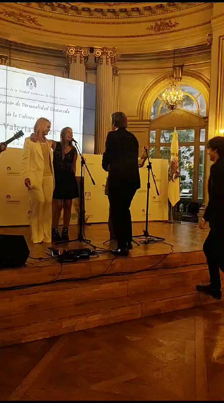 Tania Gravier canta en la premiación de Valeria Mazza - video 1