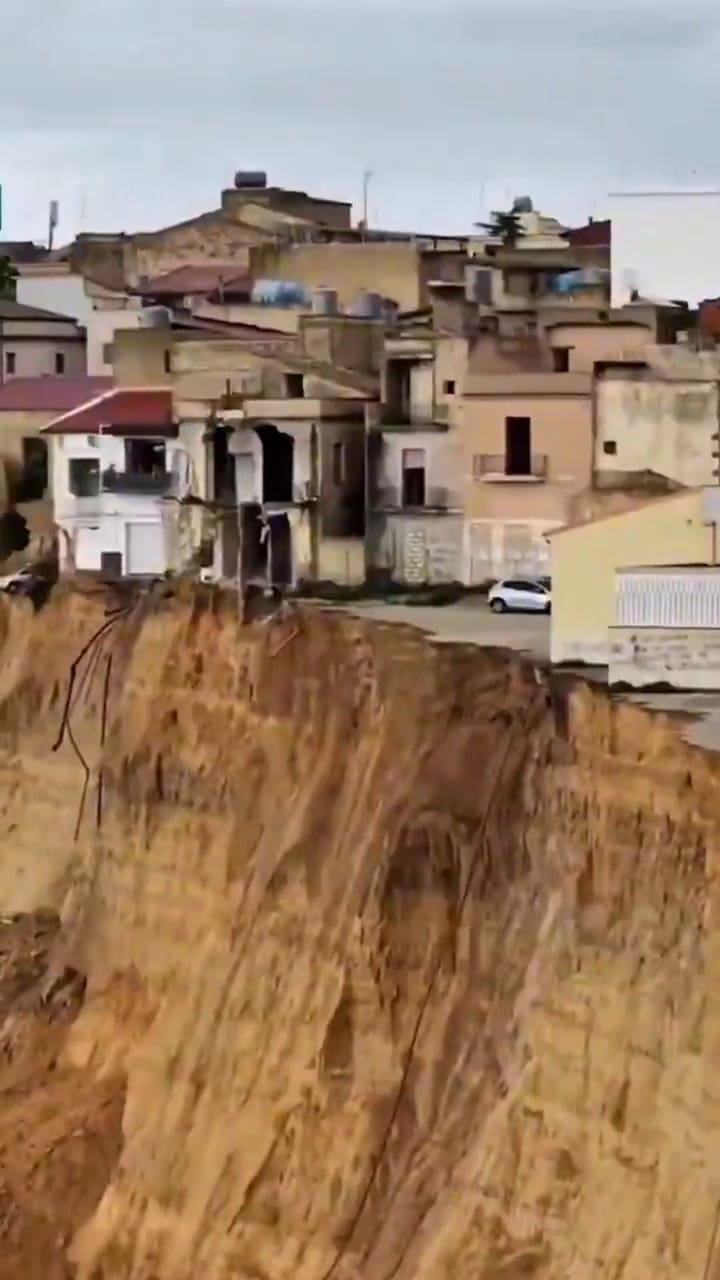 Un tramo de acantilado de Niscemi de cuatro kilómetros se desmoronó tras las fuertes lluvias