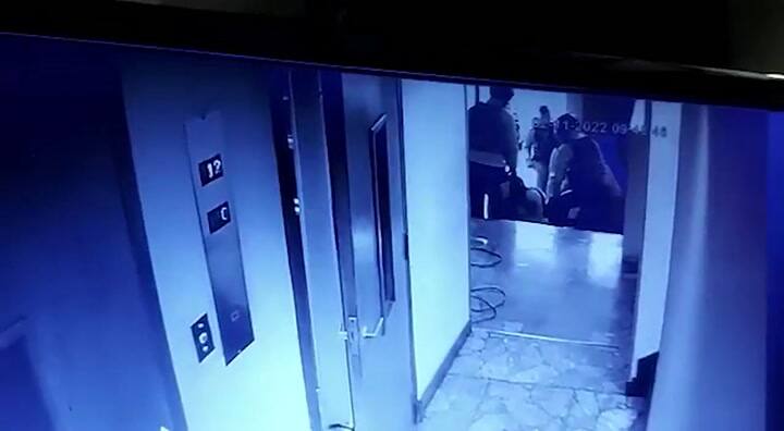 Un vecino violento de un edificio le pegó a otro y luego intentó apuñalar a un policía