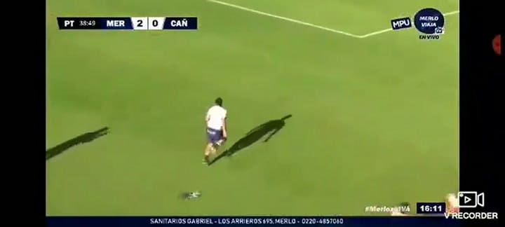 El golazo del Ogro Fabbiani desde la mitad de la cancha - Crédito: Merlo viaja en avión