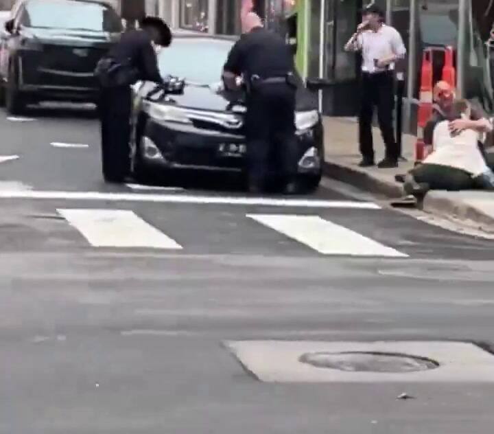 La Policía, los bomberos y equipos de rescate asistieron a los heridos