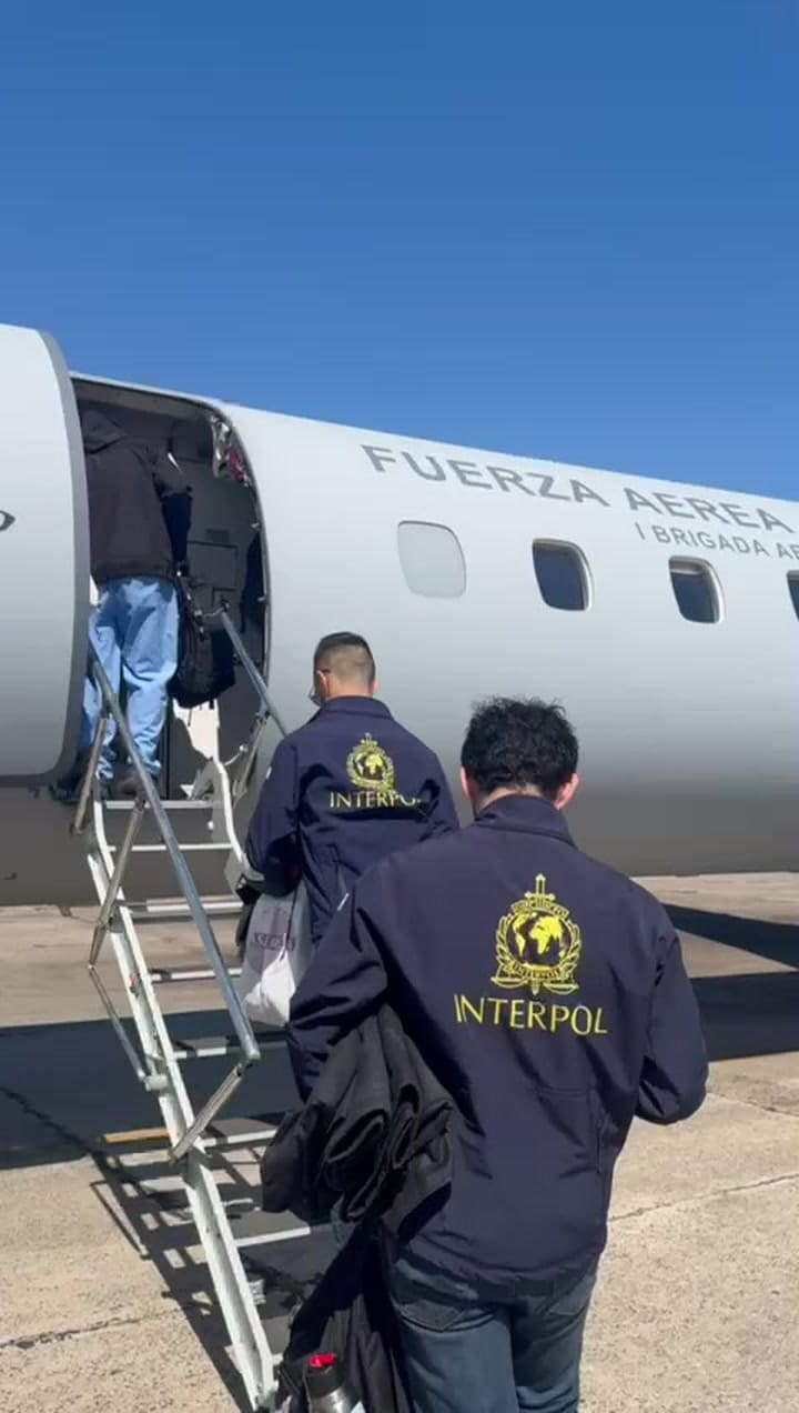 "así partió la comitiva que traerá desde Perú a uno de los presuntos coautores del triple crimen