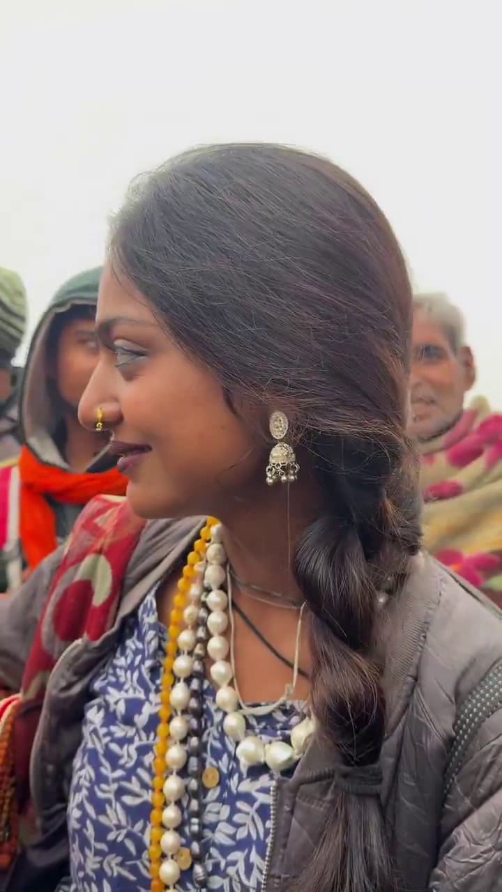 Vendía collares de flores en una masiva peregrinación y su vida cambió para siempre por un video