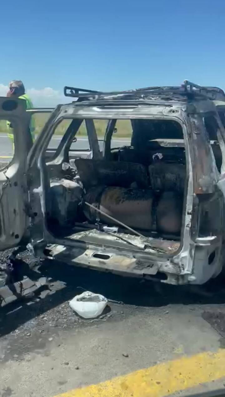 Auto incendiado en la ruta entre Madariaga y Pinamar
