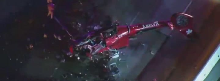 El helicóptero en medio de la autopista provocó un importante congestionamiento de autos