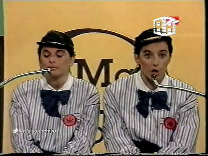 Briski, junto a Sandra Monteagudo, en De la cabeza - Fuente: YouTube