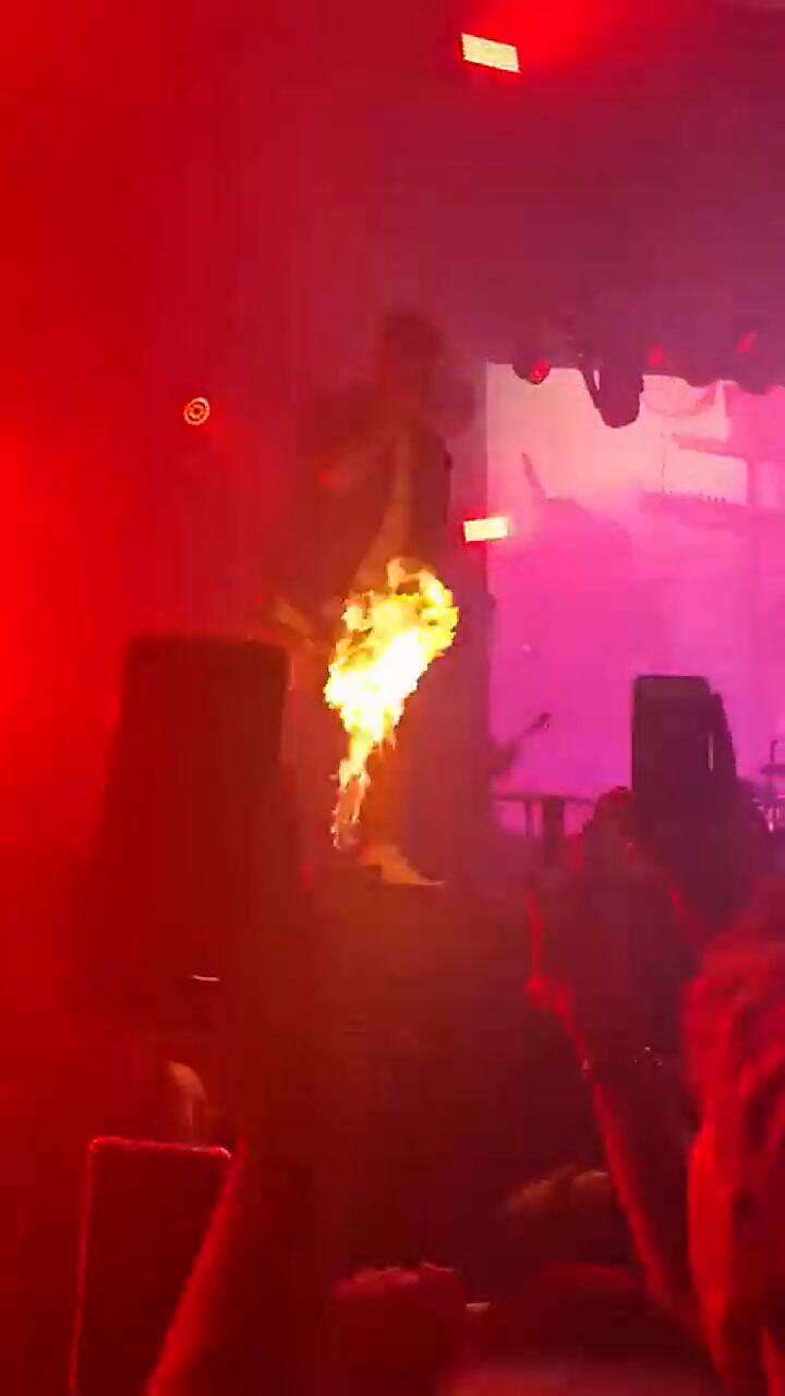 Duki casi se prende fuego en su show