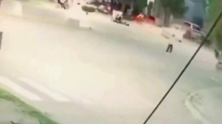 Colón: un joven hacía “wheelie” con su moto y atropelló a una mujer de 74 años que debió ser internada de urgencia