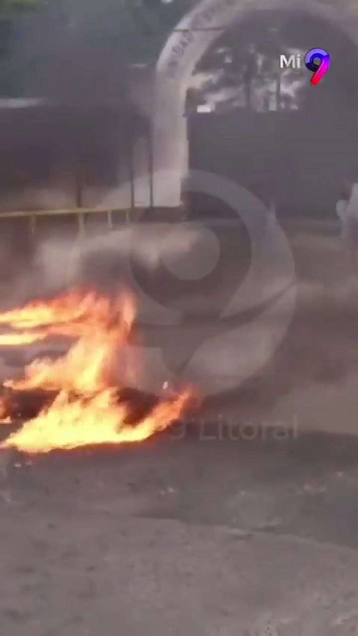 Protesta por la muerte de un preso terminó en llamas: dos familiares se prendieron fuego frente al penal de Paraná