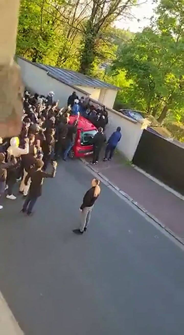 Hinchas fueron a la casa de Neymar para exigirle que se fuera del equipo