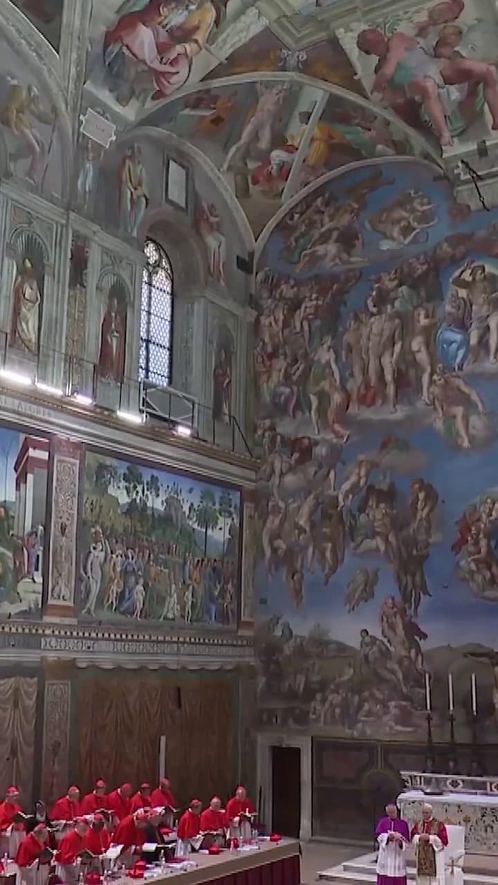 Aplausos al papa León XIV en la Capilla Sixtina