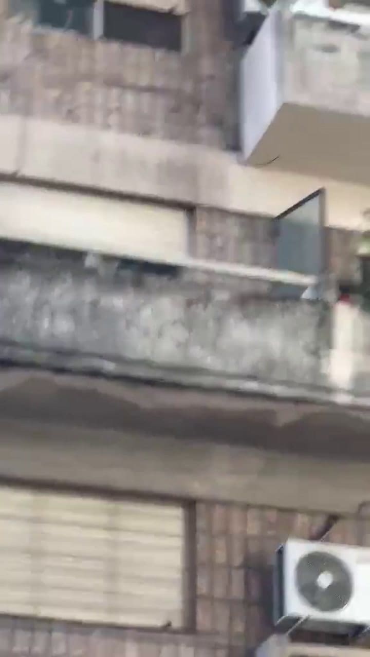 Video: un hombre quedó colgado del balcón de un cuarto piso en Rosario y cayó al suelo