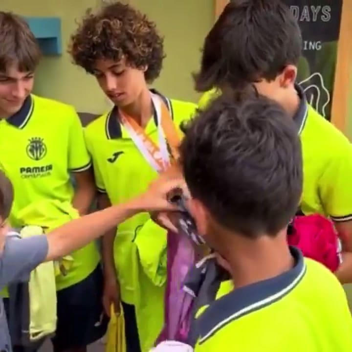 Thiago Messi intercambió camisetas con otros deportistas