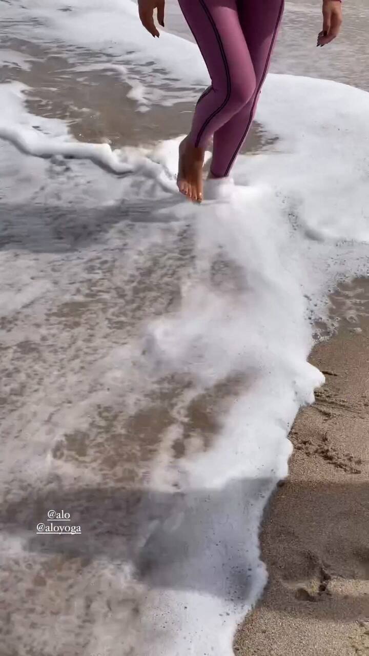 Anto Roccuzzo posó en la playa de Miami junto a su perro Abu