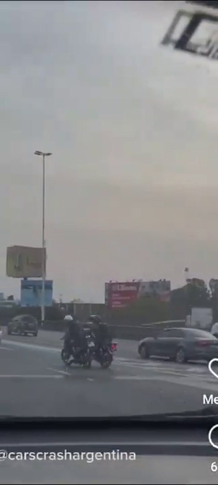 Pelea en General Paz entre dos motos