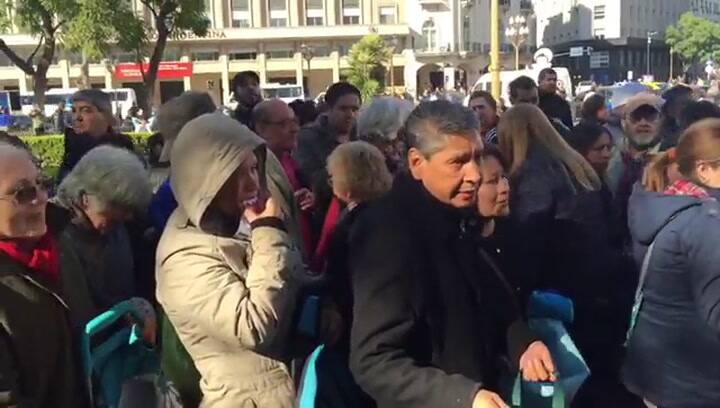 Productores regalan fruta en plaza de mayo