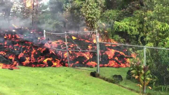 La lava avanza sobre la ruta, el tendido eléctrico y diferentes alambrados - Fuente: Facebook Shane