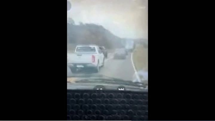 Dos camionetas hicieron una peligrosa maniobra en las Altas Cumbres y uno de los conductores era un intendente local