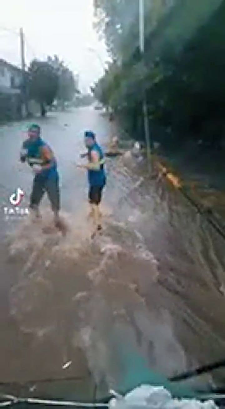 Dos recolectores bailaron al ritmo del polémico tema de Residente contra J Balvin