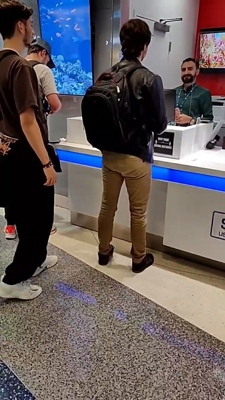 El momento en el que fueron a cambiar los pesos argentinos por dólares norteamericanos