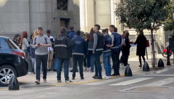 La Aduana allanó 18 bancos por la presunta fuga de US$400 millones II