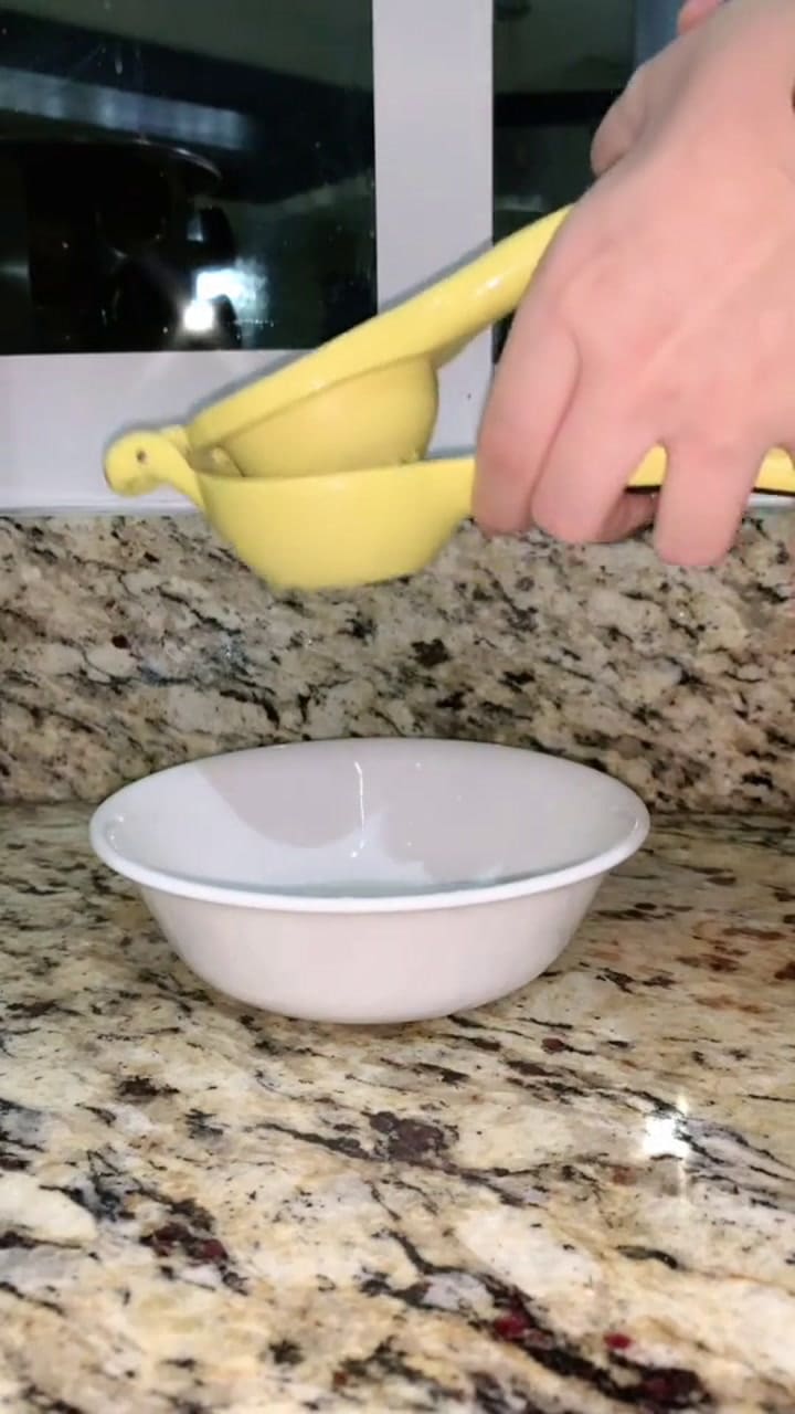 La fruta que ayuda a eliminar el sarro y los dientes amarillos en tiempo récord, según un tiktoker