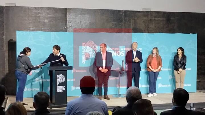 Brandsen: una mujer se subió al escenario e increpó a Kicillof