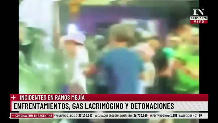 El momento en el que un policía le arranca la bandera una víctima de inseguridad