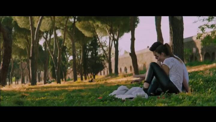 Bourdain con Asia Argento en Roma - Fuente: YouTube