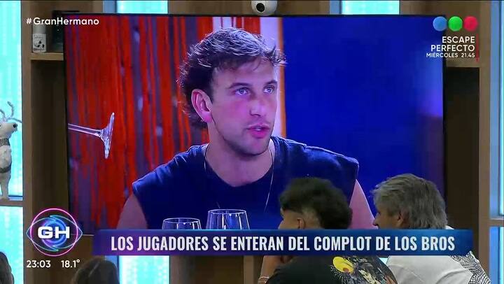 El resto de la casa escucha a los "Spiderman" complotando en el SUM