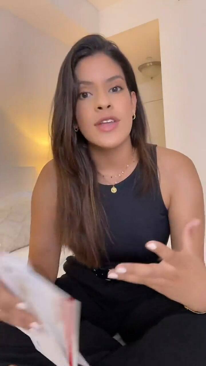 Una joven mostró cuando le llegó el permiso de trabajo de EE.UU. por medio del parole