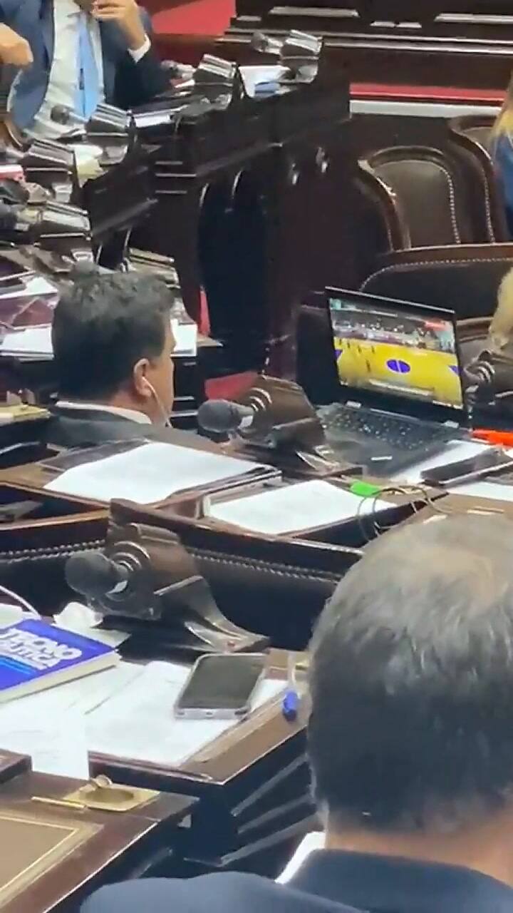 Un diputado oficialista fue descubierto mirando un partido de básquet en plena sesión