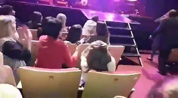 La caída de Sergio Denis en pleno recital