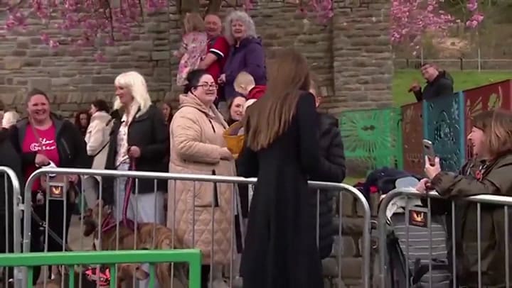 Un bebé le 'robó' el bolso a Kate Middleton