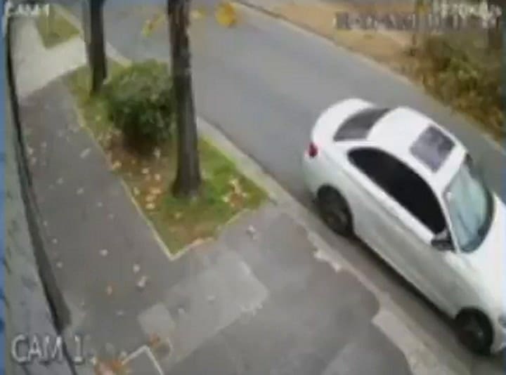 Le quisieron robar el auto y les pidió a los ladrones que 'por favor' lo dejaran bajar a su bebé