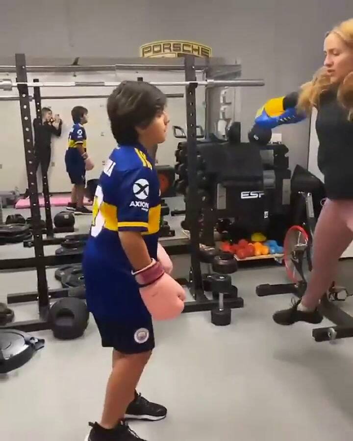 Benjamín Agüero practica boxeo con la camiseta 10 de Boca - Fuente: Instagram