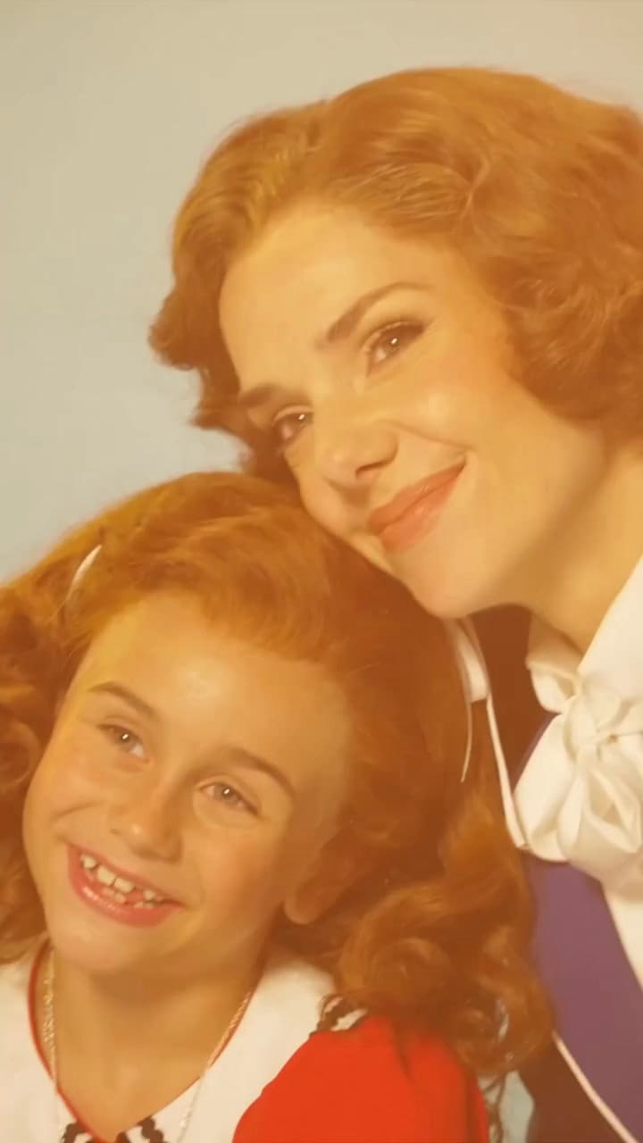 Annie llega a la calle Corrientes con Lizy Tagliani, Miguel Ángel Rodríguez y Julieta Nair Calvo