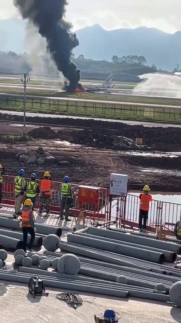 Avión de pasajeros se incendia al despegar en suroeste de China