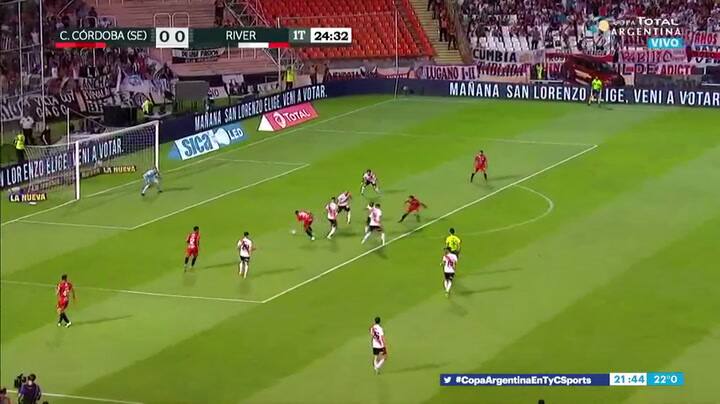 Franco Armani tapa una clara con el pie