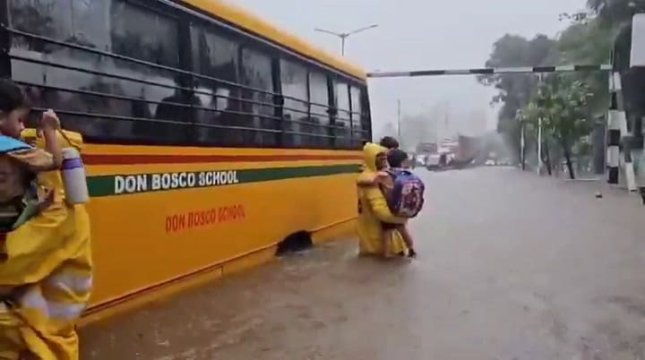 La policía de Mumbai realizó incontables operativos de rescate frente al crecimiento exponencial del agua.