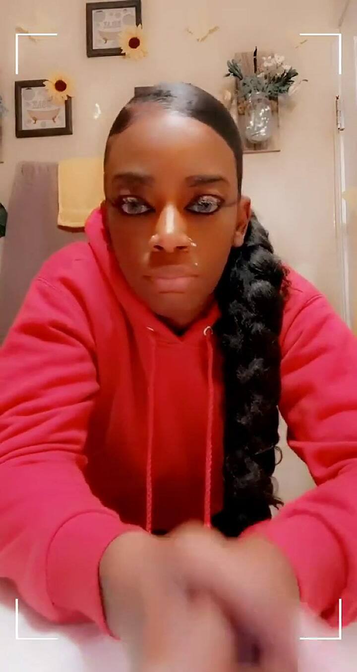 El calvario de la influencer que se puso pegamento en el pelo - Fuente: Tiktok