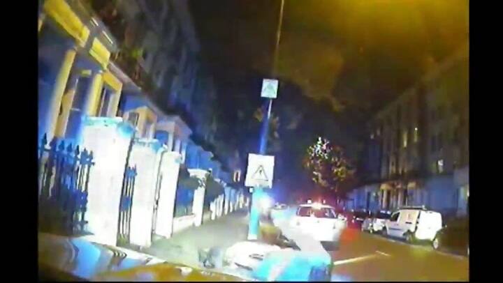 La polémica técnica de la policía británica para detener a los motochorros - Fuente: YouTube