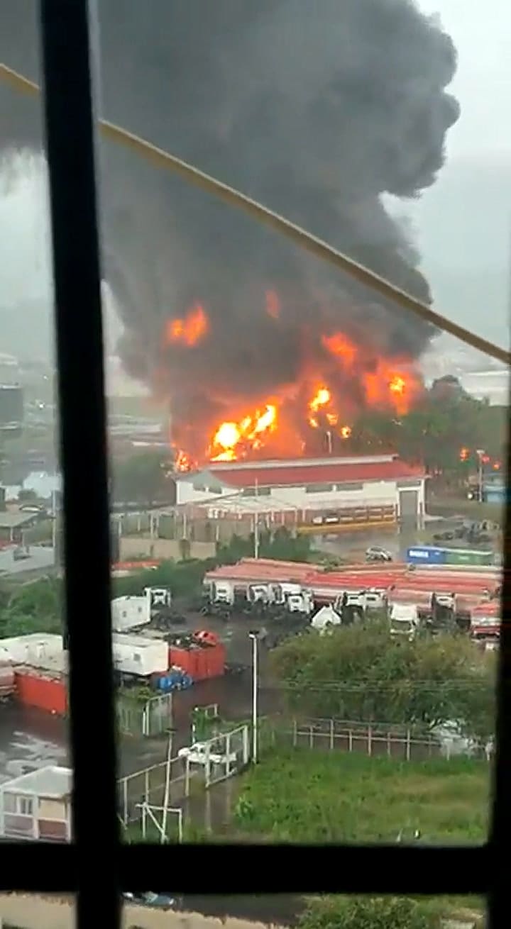 Un rayo impactó en una refinería y provocó un feroz incendio 2