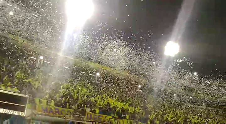 Se retrasó el inicio del partido porque tiraron papelitos