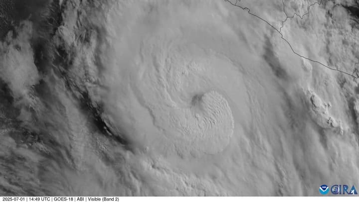 Así se ve el ojo de huracán de Flossie, la tormenta que avanza en el Pacífico