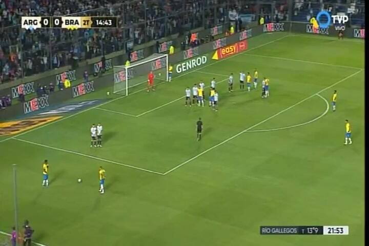 Tiro de Fred en el travesaño