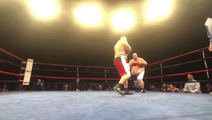 186 kilos a la lona. El brutal nocaut que sufrió un boxeador en su debut - Fuente: Twitter