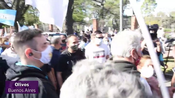 La policía debió separar a algunos manifestantes en Olivos