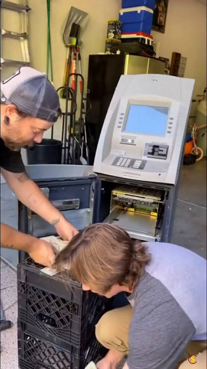 Compran un viejo cajero automático y encuentran dólares - 4ta parte
